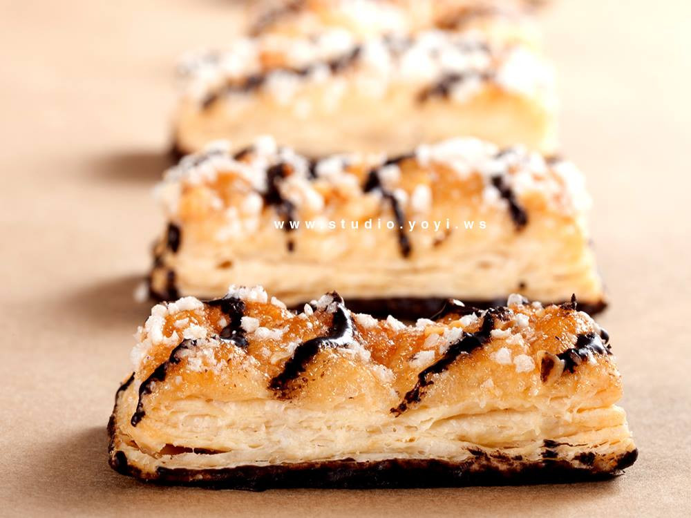 新鮮出爐麵包 | 烘焙坊形象攝影，強調鬆軟的吐司或餐包，高雄美食攝影