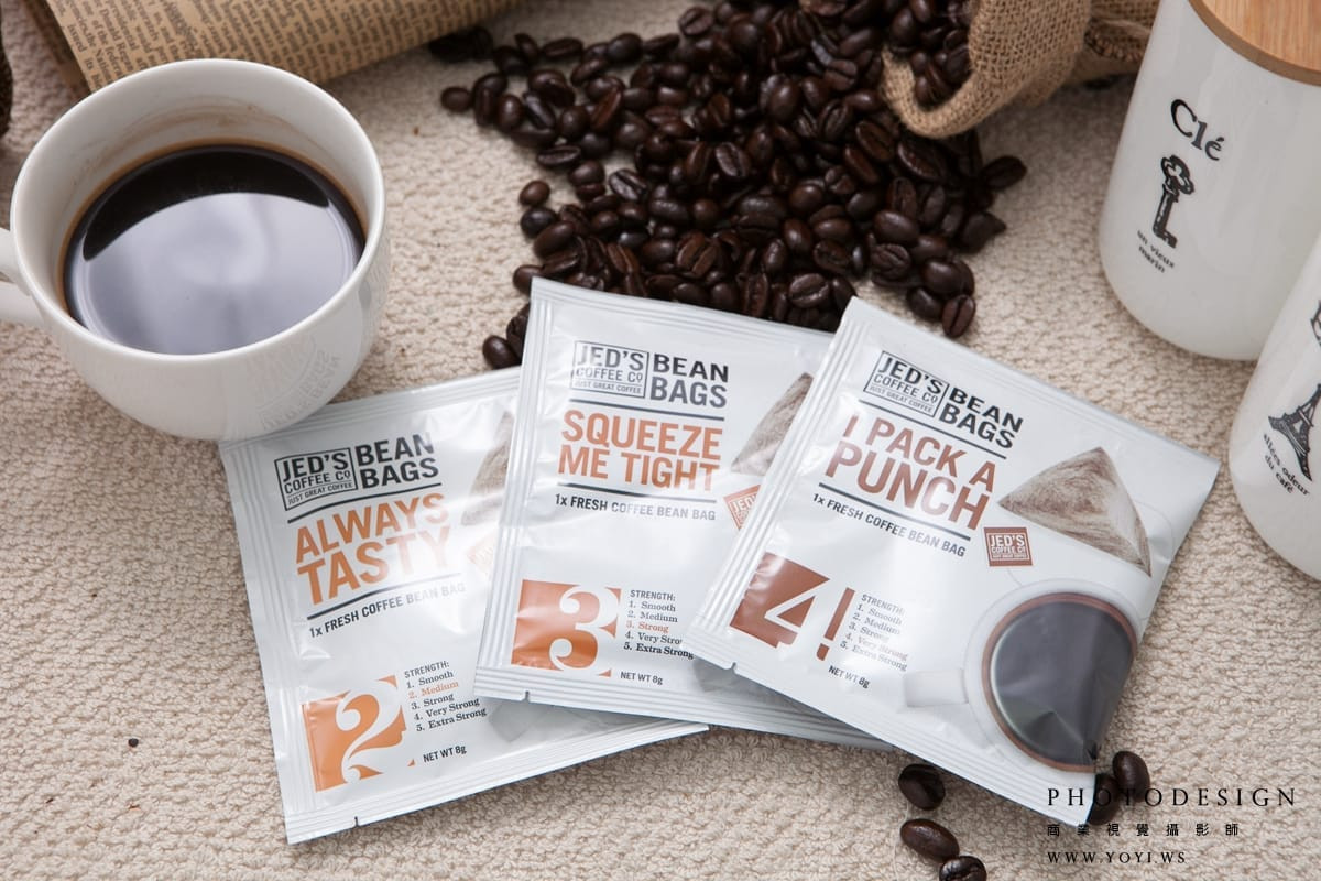 拉花藝術特寫 - 咖啡拿鐵的心形或葉形拉花，強調飲品美感