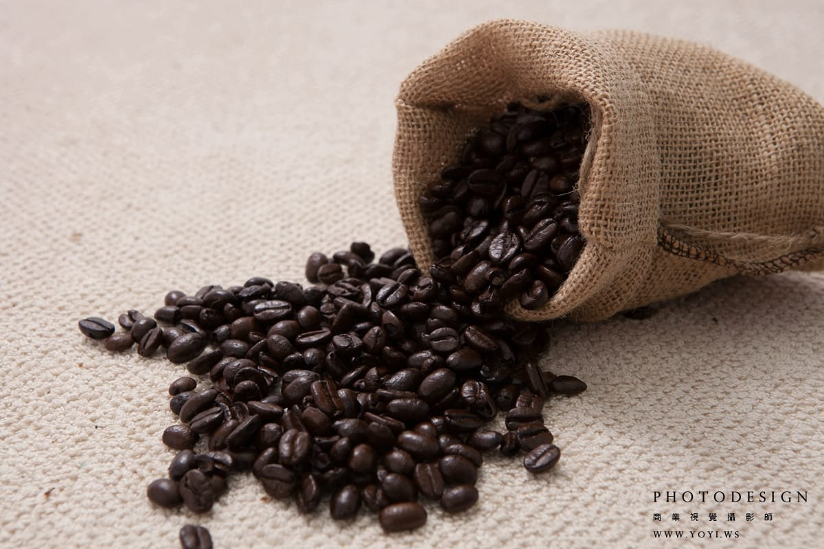 咖啡豆包裝細節 - 防潮袋與封口特寫，強調保鮮與品質