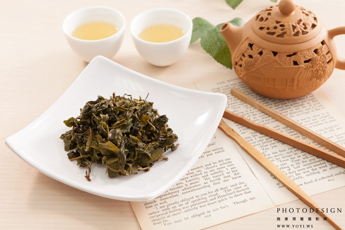 台灣茶葉廣告攝影範例：強調茶湯色澤與原料質感，阿榮伯品牌。 