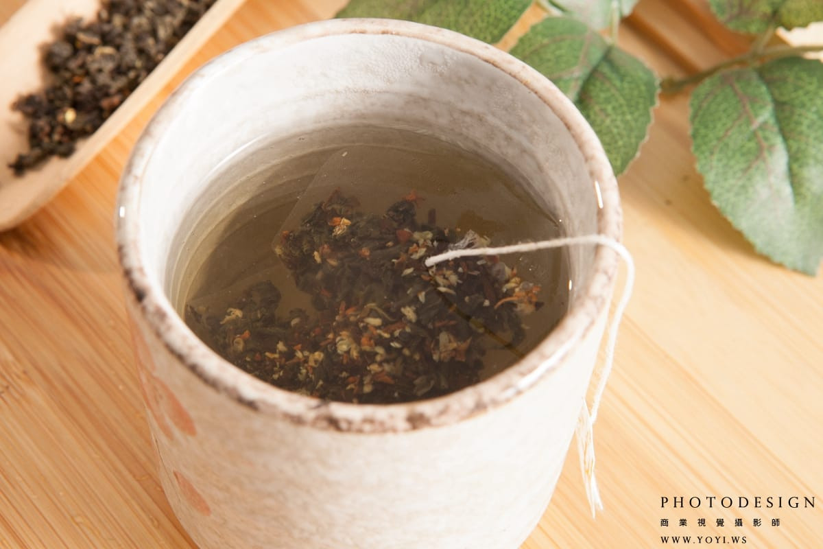 茶道情境式攝影：茶壺、茶杯與阿榮伯茶葉的靜物擺拍。