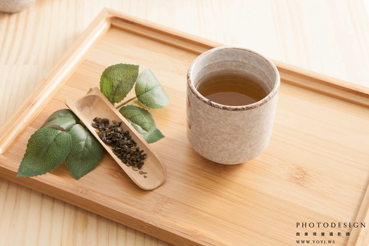 茶葉罐頭與封裝產品攝影，清晰呈現品牌標誌與產品資訊。