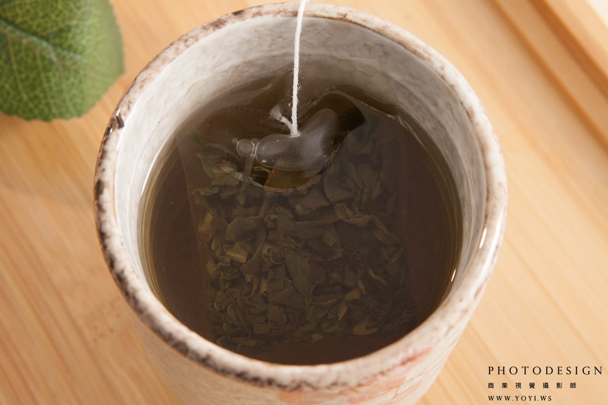 阿榮伯茶葉形象照，適用於公司簡介或年度報告，專業攝影師拍攝。