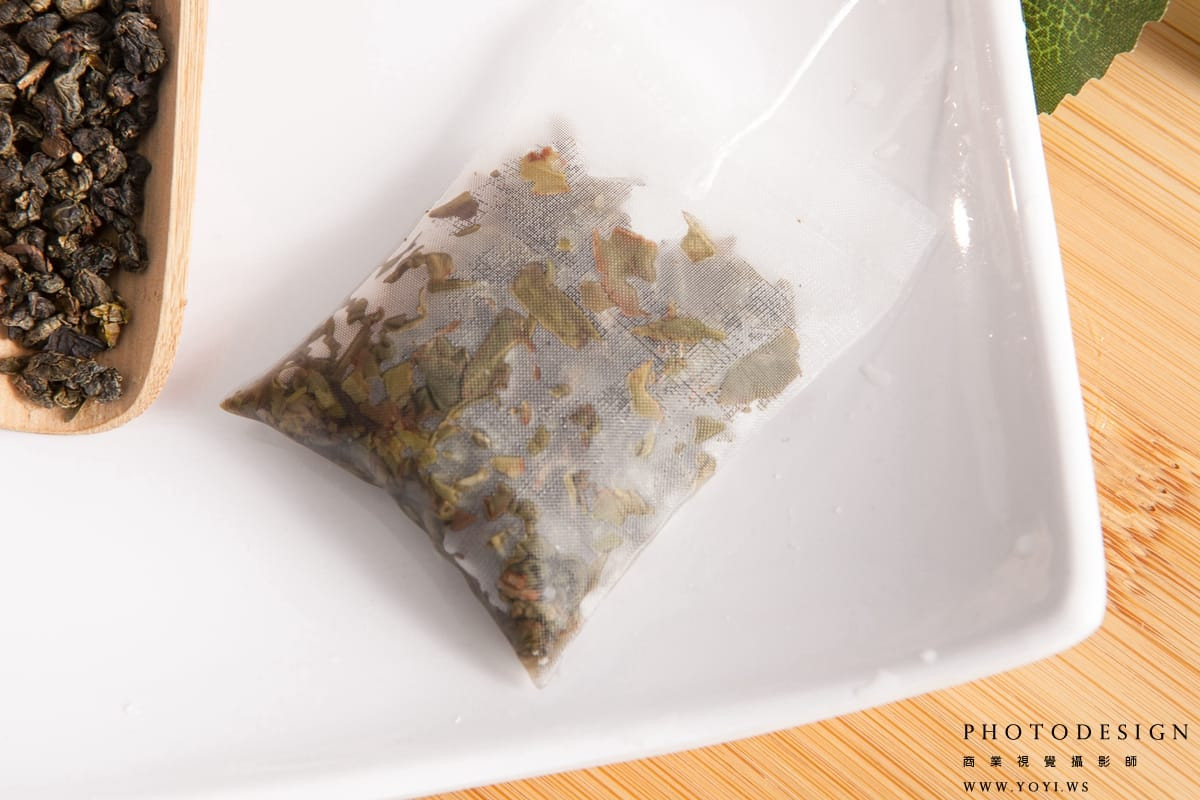 茶具搭配攝影：茶壺、茶杯、茶海與阿榮伯茶葉的專業擺設。