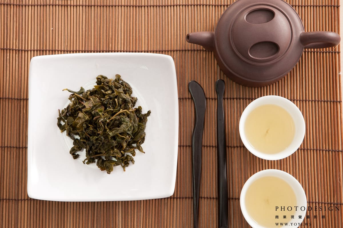 商業攝影師茶葉作品展示：高質感背景與自然光線下的茗茶。