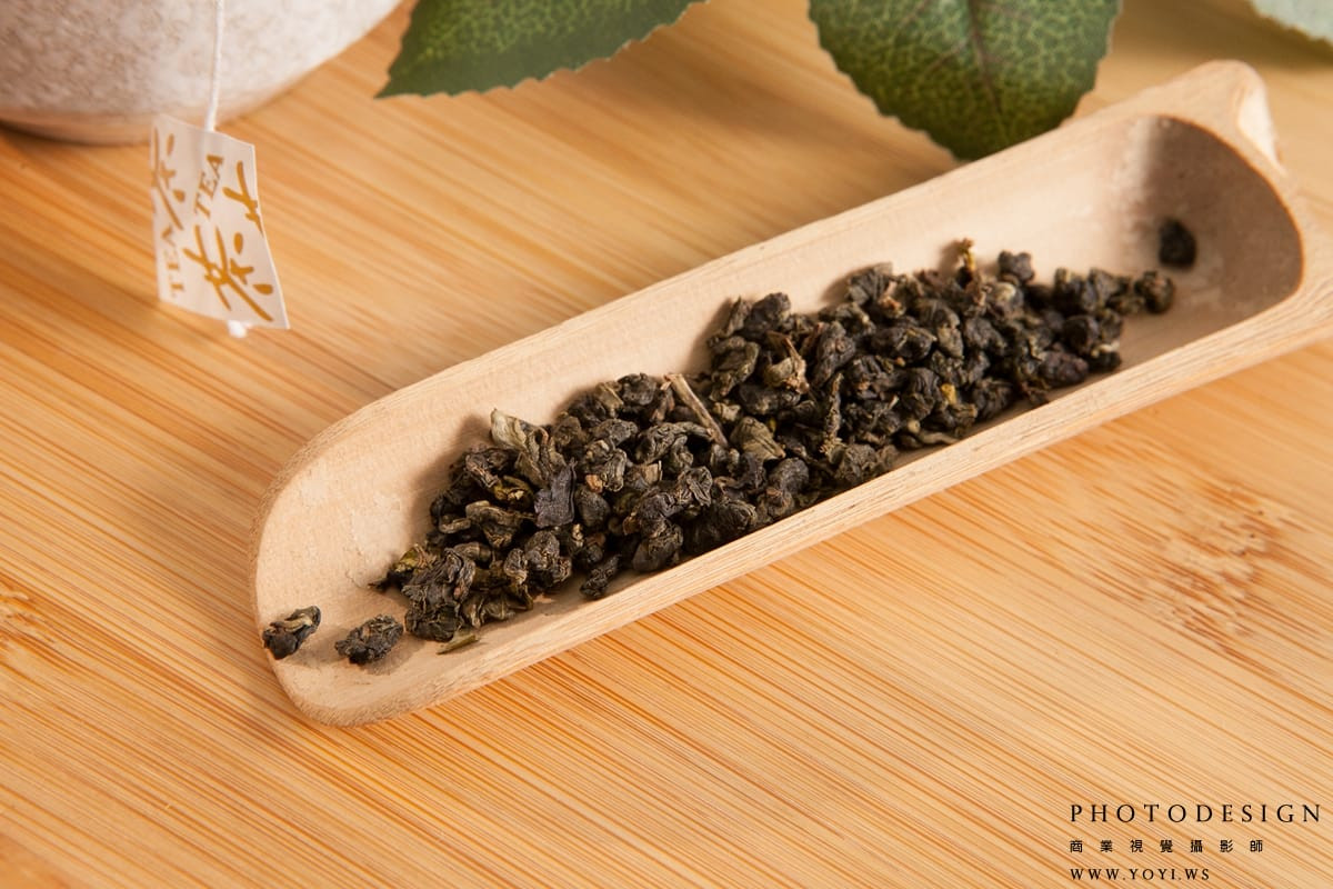 茶葉與花草元素結合攝影，創造清新自然的視覺風格。