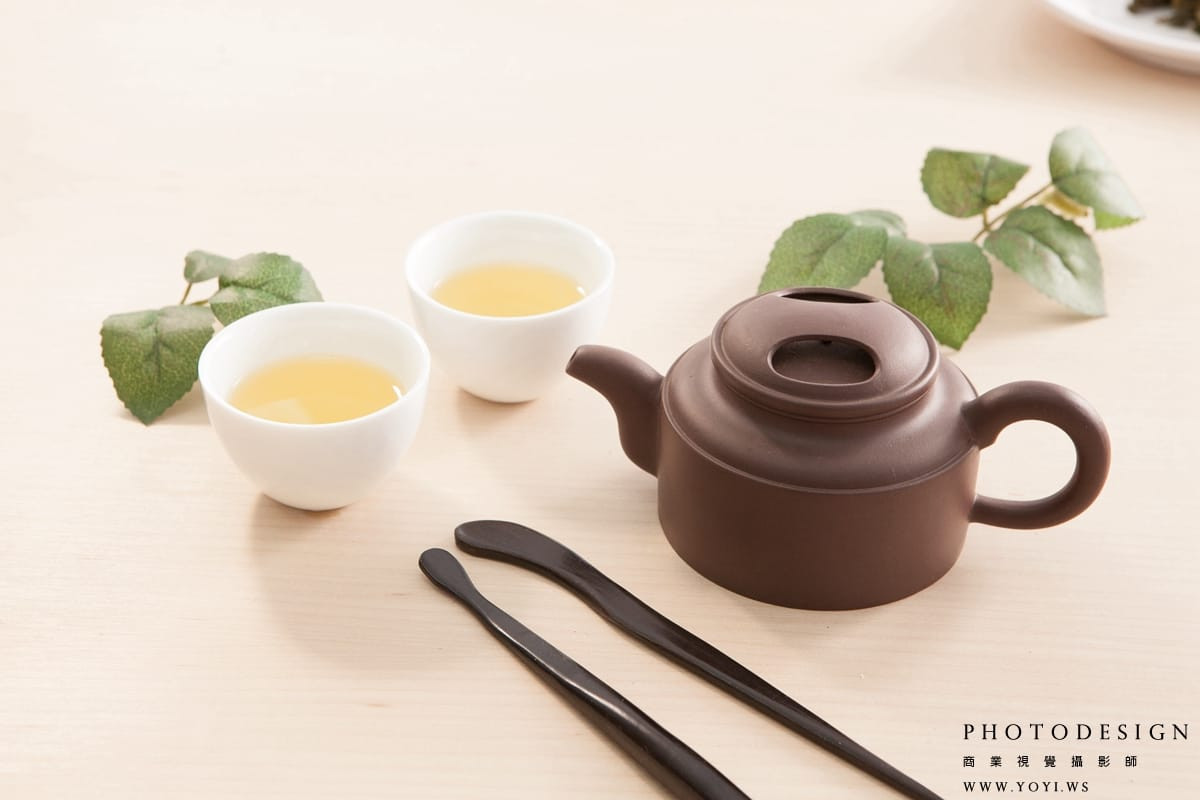 茶葉與竹編、木質等自然元素搭配攝影，強調天然與健康。