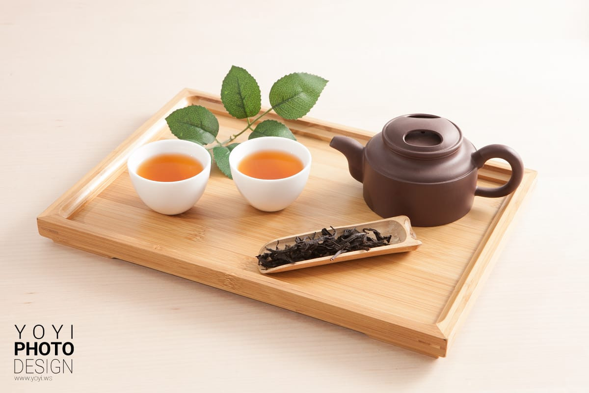 商業攝影作品範例：茶葉產品與茶杯的完美構圖，專業修色處理。