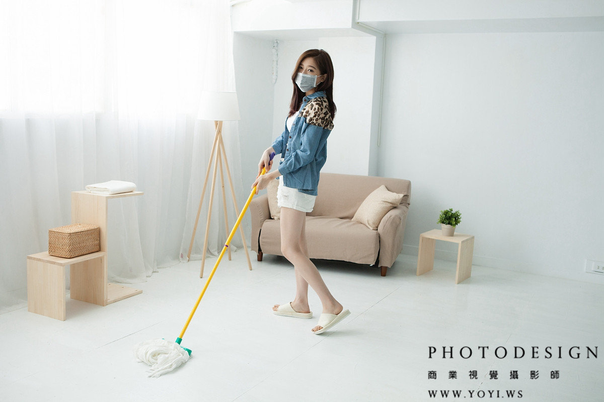 專業口罩形象照 - 戶外情境中模特兒佩戴口罩的全身穿搭