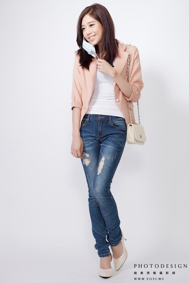 高防護口罩的濾材與透氣孔微距特寫，強調防護力，台中