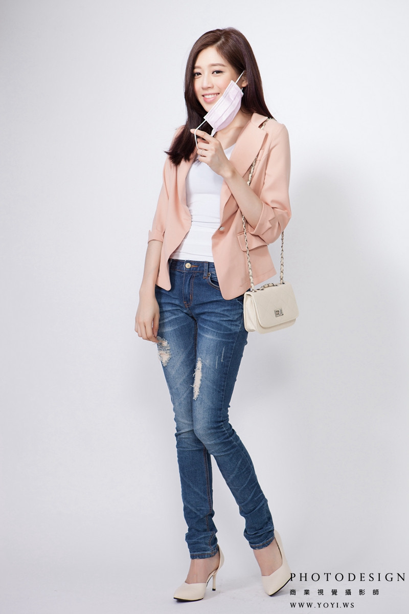 專業口罩攝影 - 不同顏色口罩的堆疊展示，豐富視覺效果