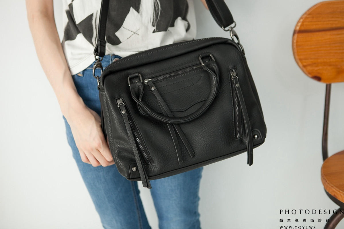 精品包包攝影 - 鏈帶斜背包的優雅靜物擺拍，強調五金細節