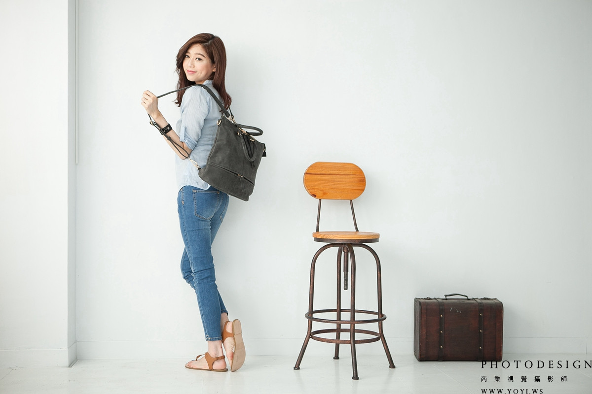 女包形象照 - 手拿包搭配都會服飾的模特兒手持近景