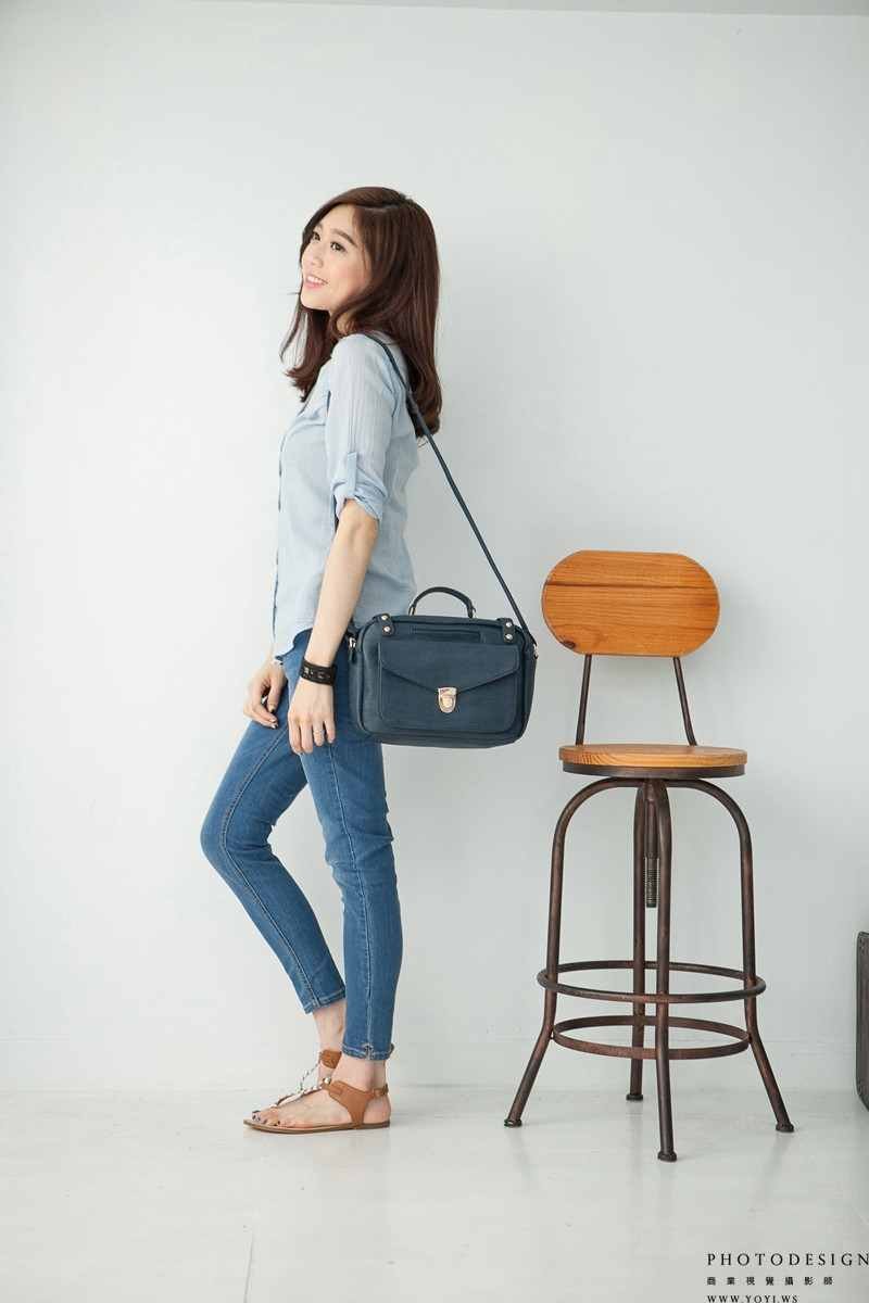 精品女包攝影 - 方形盒子包的立體輪廓與光影特寫