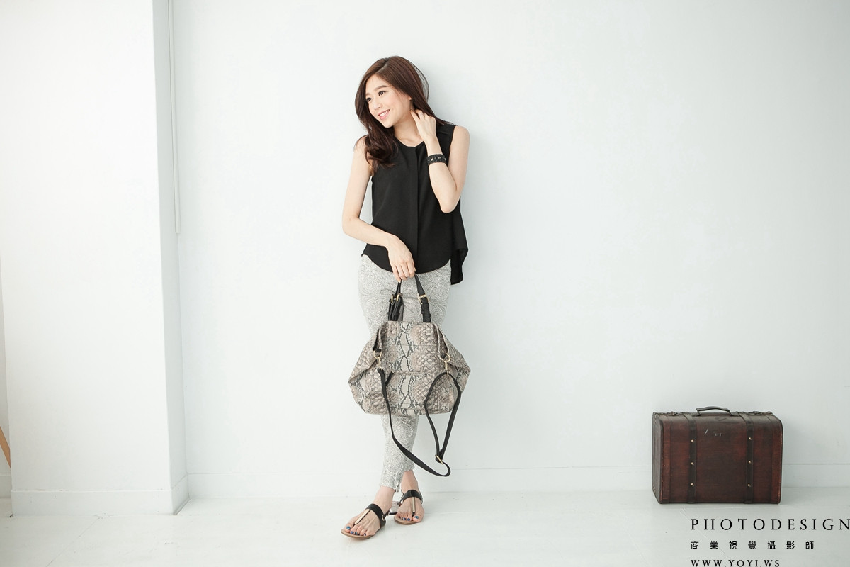 真皮斜背包的肩帶與背帶調節細節特寫