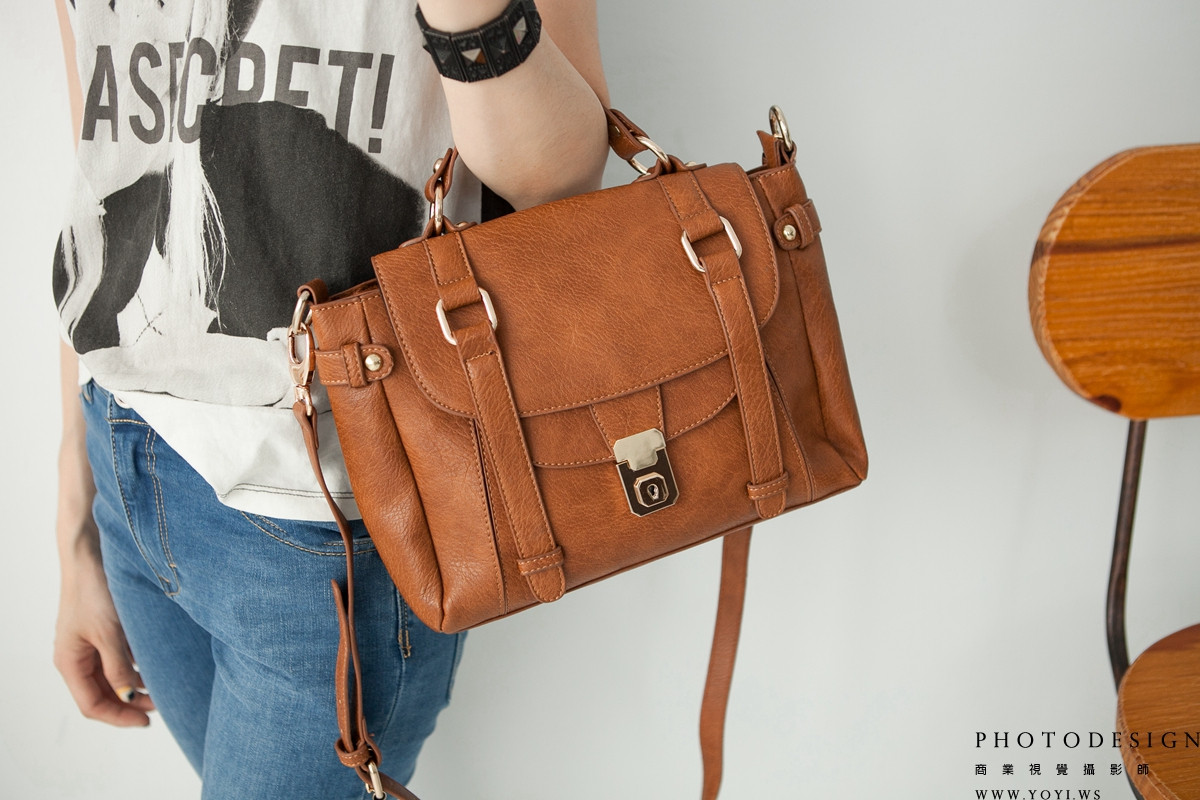 女包穿搭 - 腰包或胸包的街頭時尚模特兒佩戴照