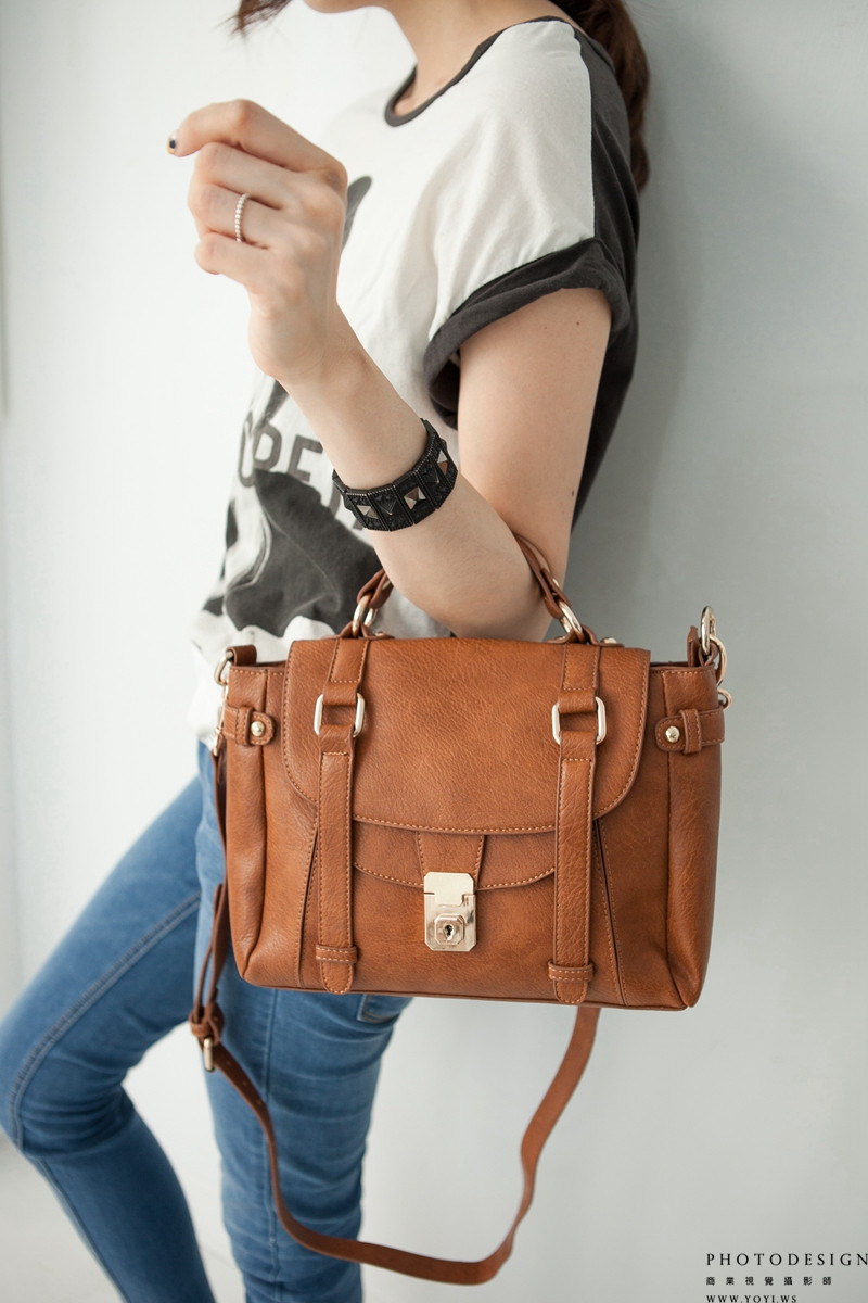 高質感後背包的拉鍊與多隔層功能展示細節