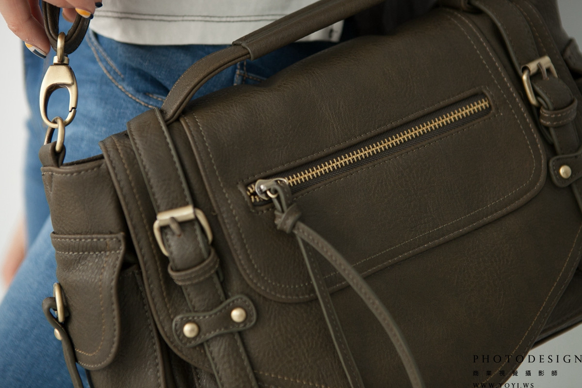 高畫質女包 - 方形小包的俯視拍攝，強調設計感，台中