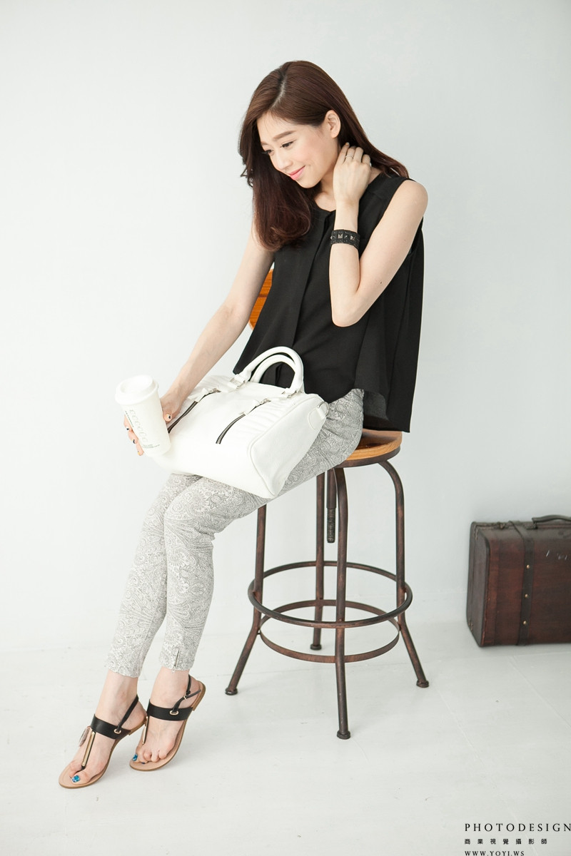 女包形象 - 都會通勤托特包搭配辦公服裝的情境廣告