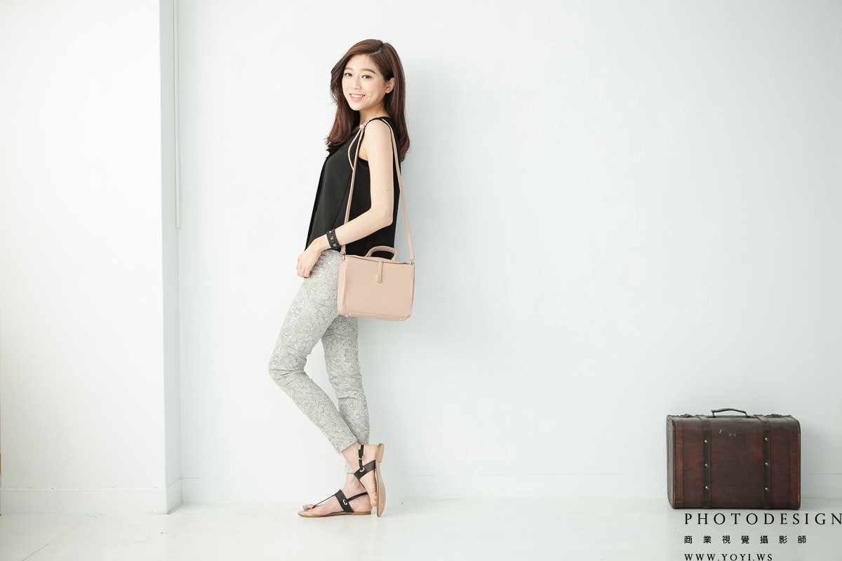 商業攝影 - 簡約黑色斜背包的產品全貌，高解析度