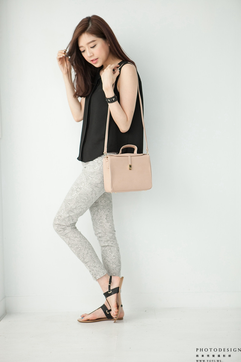 網拍手拿包 - 手腕佩戴情境特寫，時尚配件攝影，台北