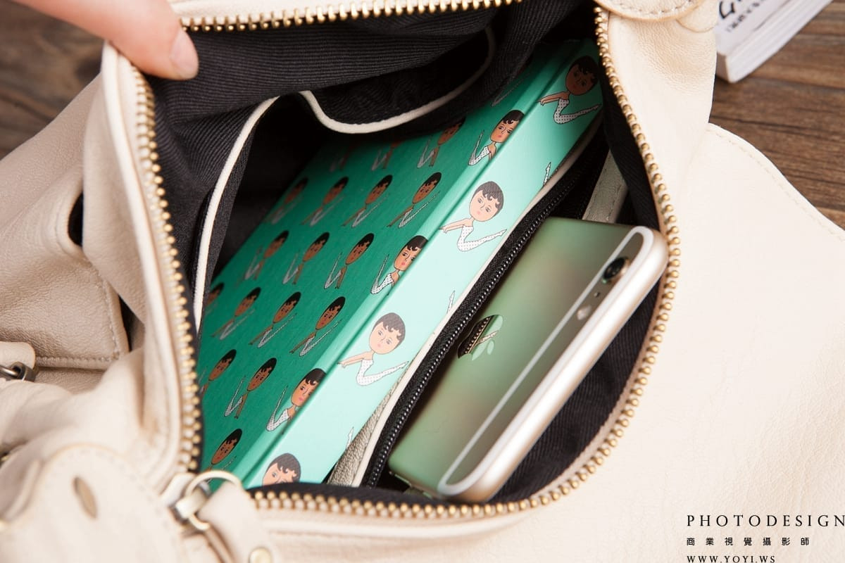 網拍女包攝影 - 皮革後背包的戶外情境廣告拍攝，高雄