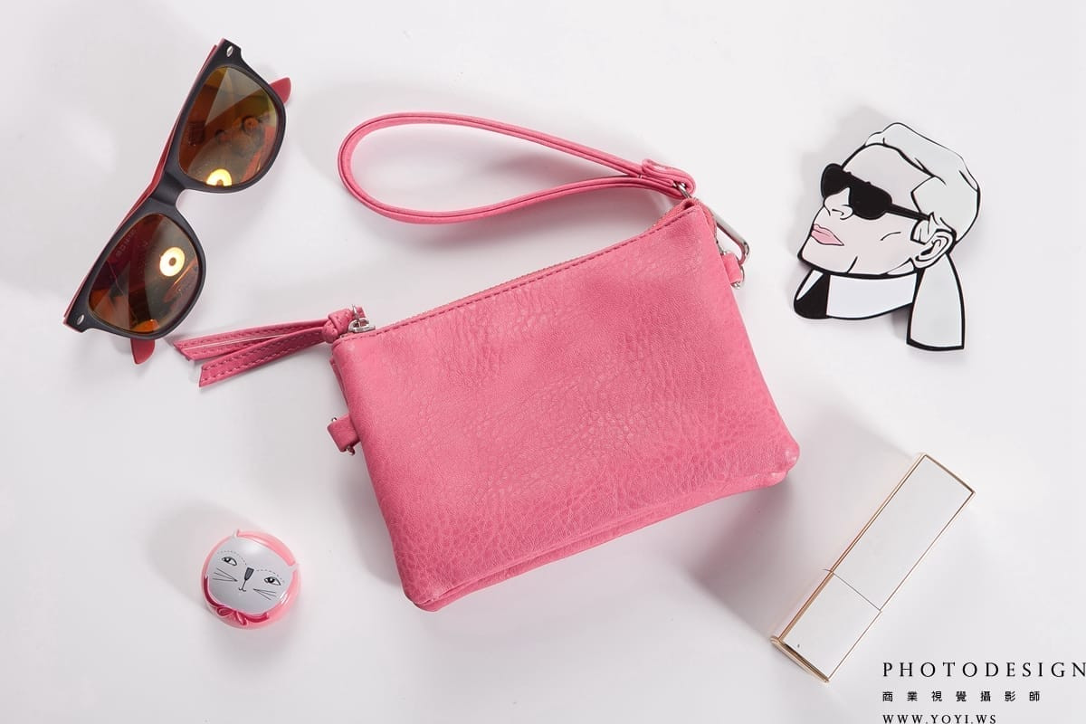 高質感皮夾或小包的微距攝影，強調縫線工藝，專業棚拍