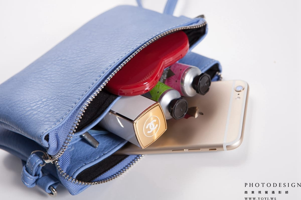 時尚攝影 - 鏈帶包搭配服裝的全身造型照，高解析度女包