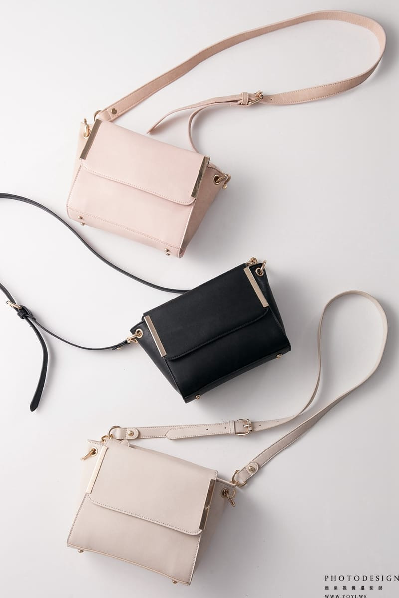 商業攝影推薦 - 帆布斜背包搭配休閒服飾的模特兒穿搭