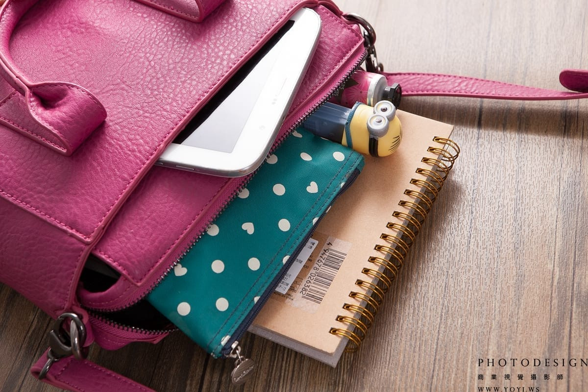 女包****全身穿搭 - 腰包或胸包的模特兒佩戴照，時尚攝影