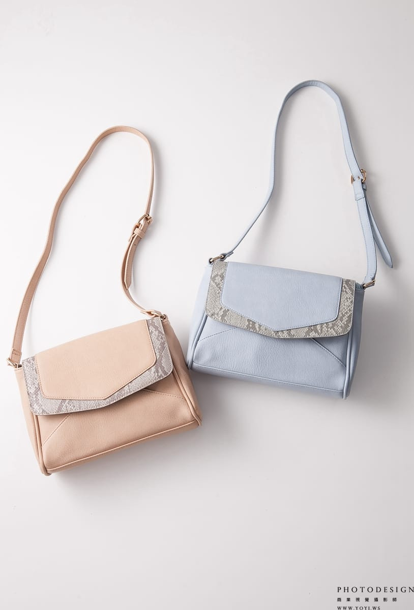 專業攝影 - 單肩包內層夾層的收納功能展示