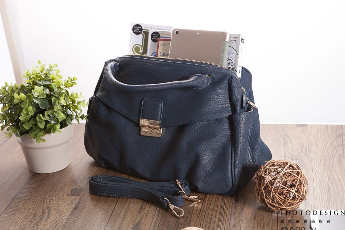 女包形象 - 手拿信封包搭配晚禮服的優雅造型照