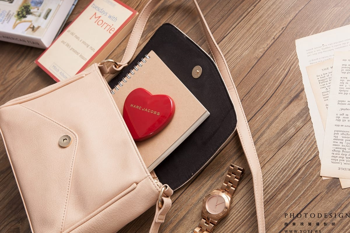 專業攝影服務 - 撞色後背包的背部細節與人體工學設計