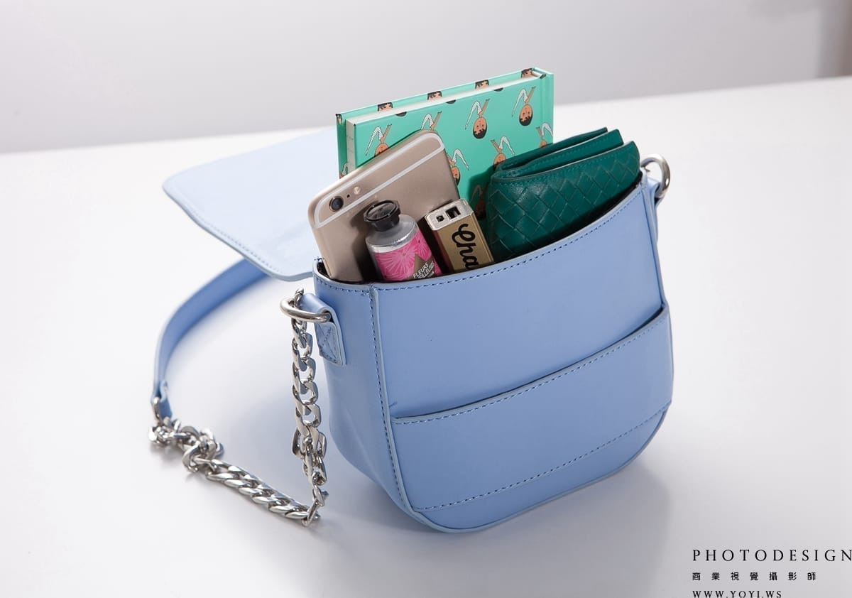 專業產品攝影 - 多層次側背包的拉鍊與收納功能細節