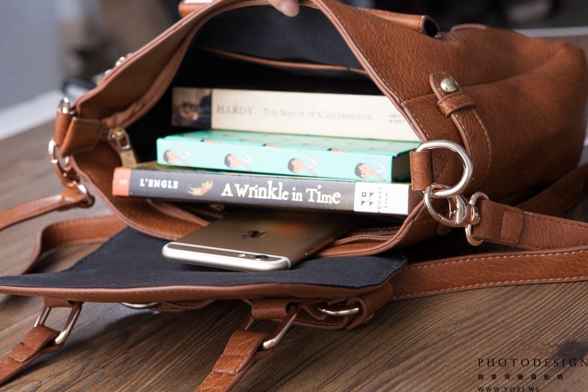 高質感****手提包 - 鎖扣設計與品牌 Logo的微距特寫