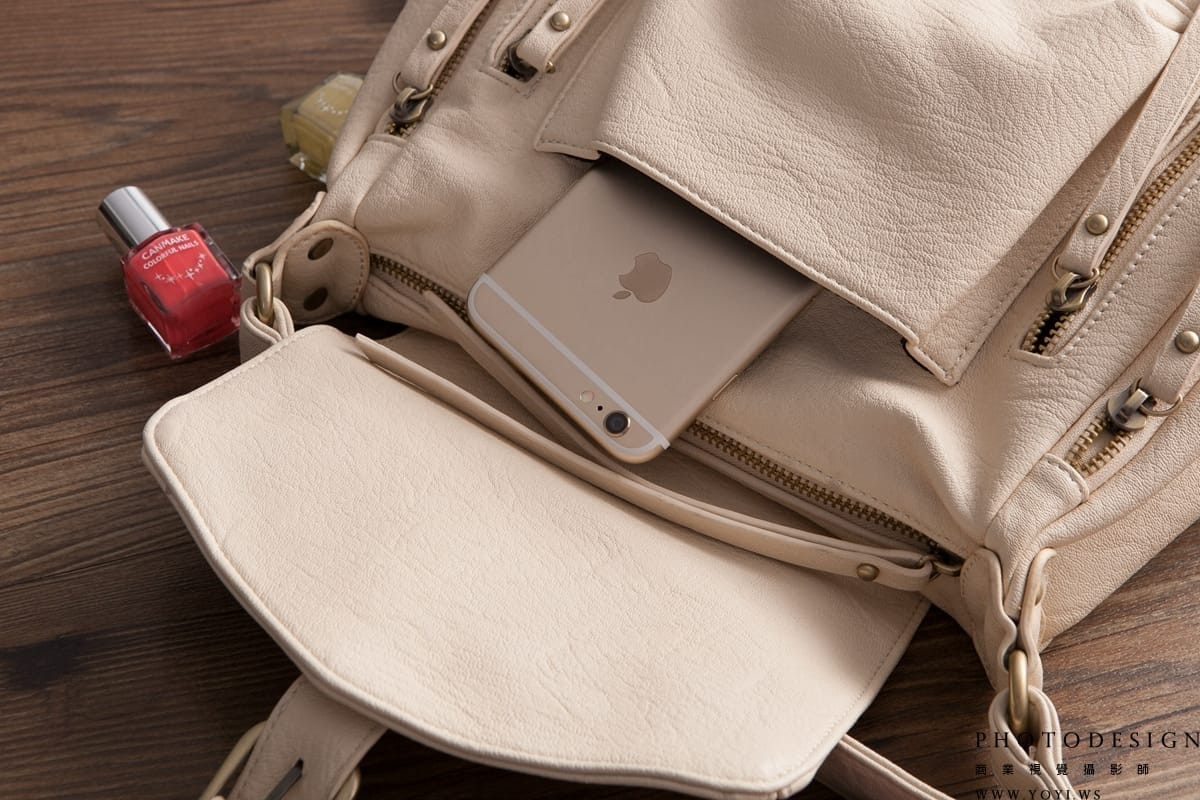 商業攝影 - 拉鍊細節與防潑水材質的機能性女包特寫