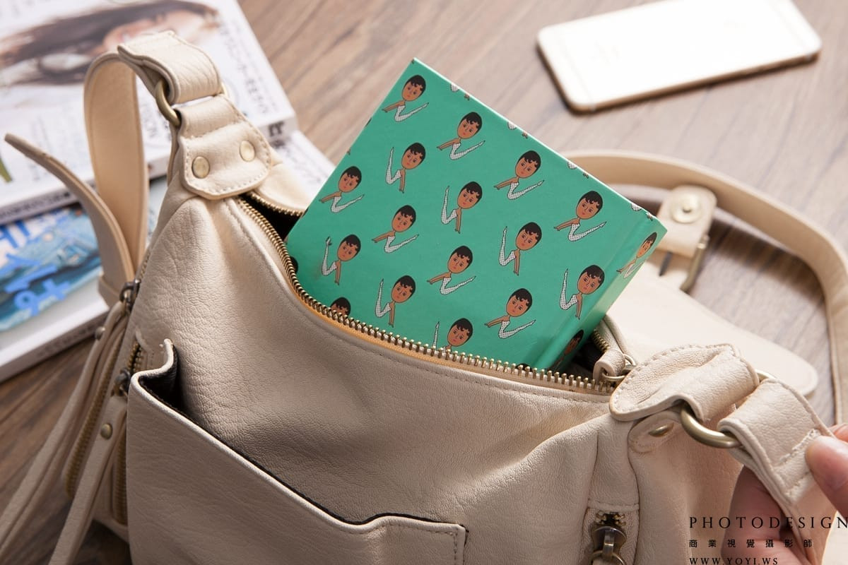 網拍攝影 - 兩用斜背包轉換形態的動態捕捉，專業攝影師