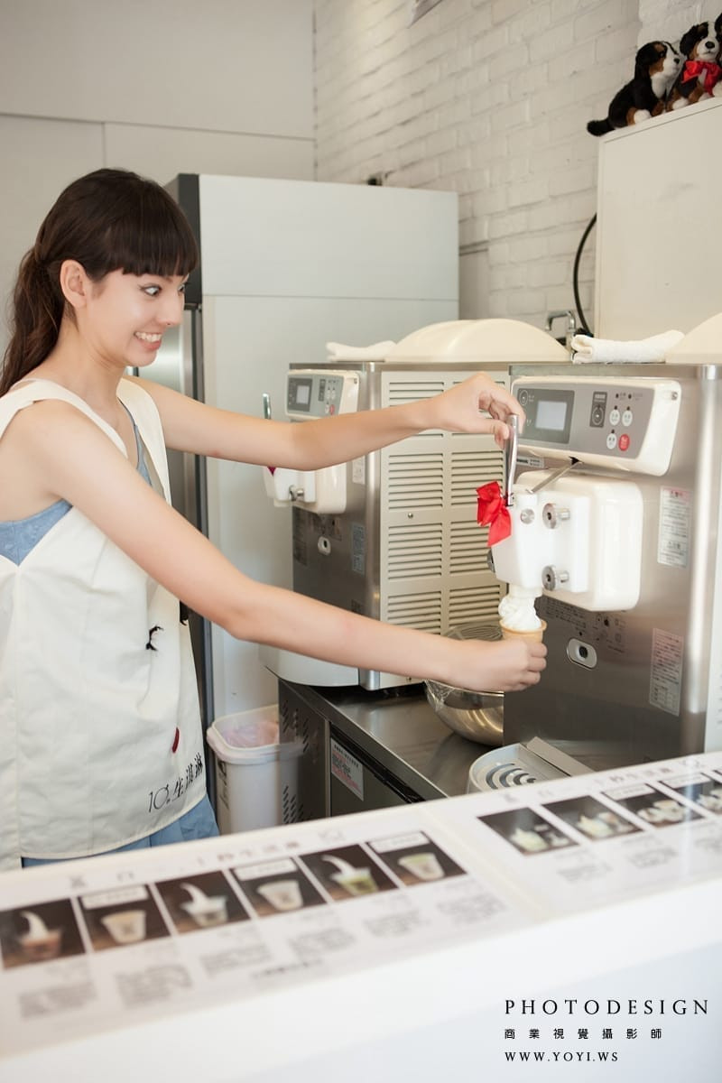 店面內部裝潢攝影 - 簡潔明亮的網美風格用餐區與燈光設計