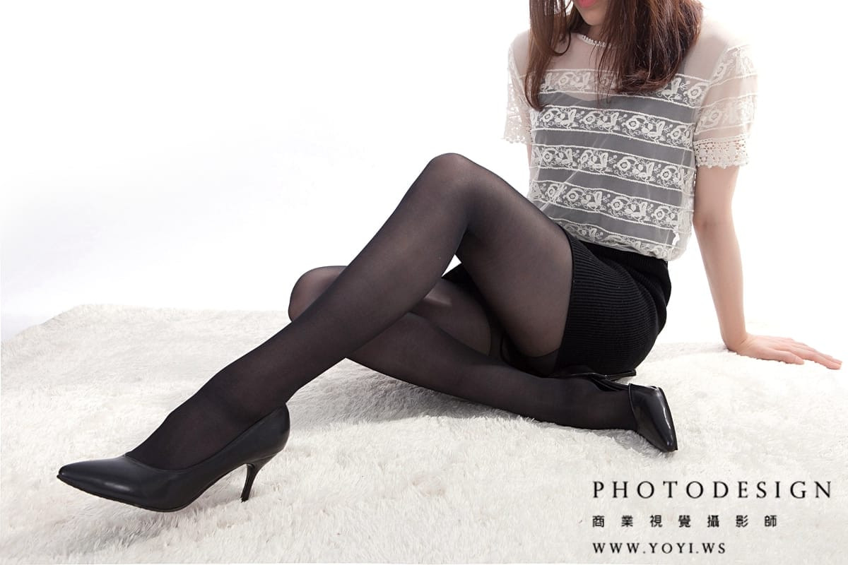 絲襪產品形象照 - 機能性壓力絲襪的彈性與結構細節，商業攝影