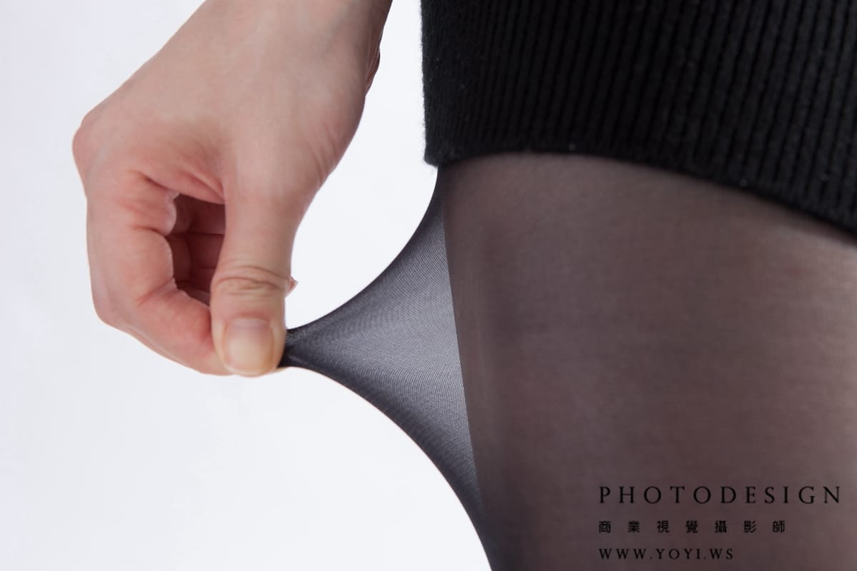 絲襪網拍圖片 - 模特兒在椅子上的坐姿，展現絲襪的整體效果