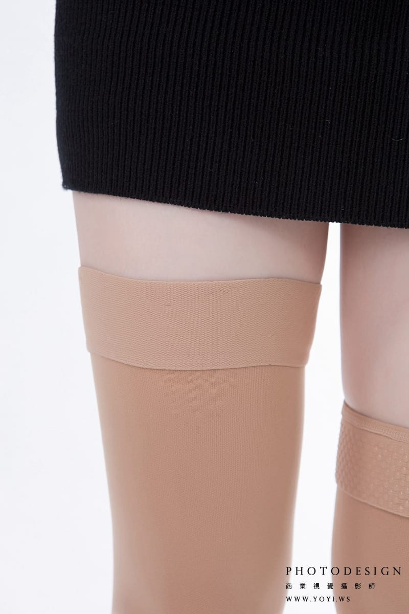 絲襪電商圖片 - 模特兒腳部與腳趾的清晰特寫，絲襪材質
