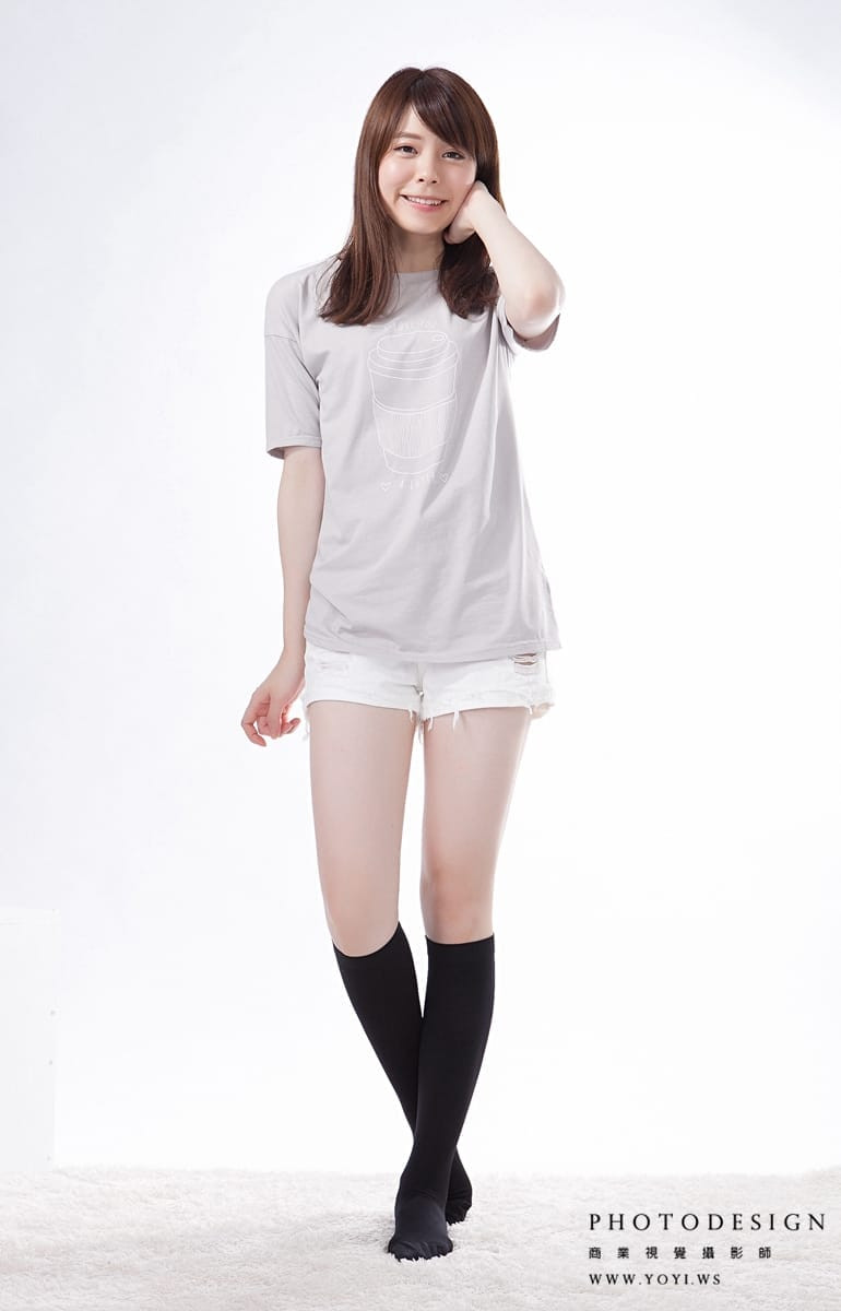 絲襪型錄照 - 模特兒側身展現絲襪的完整視覺效果，商業攝影