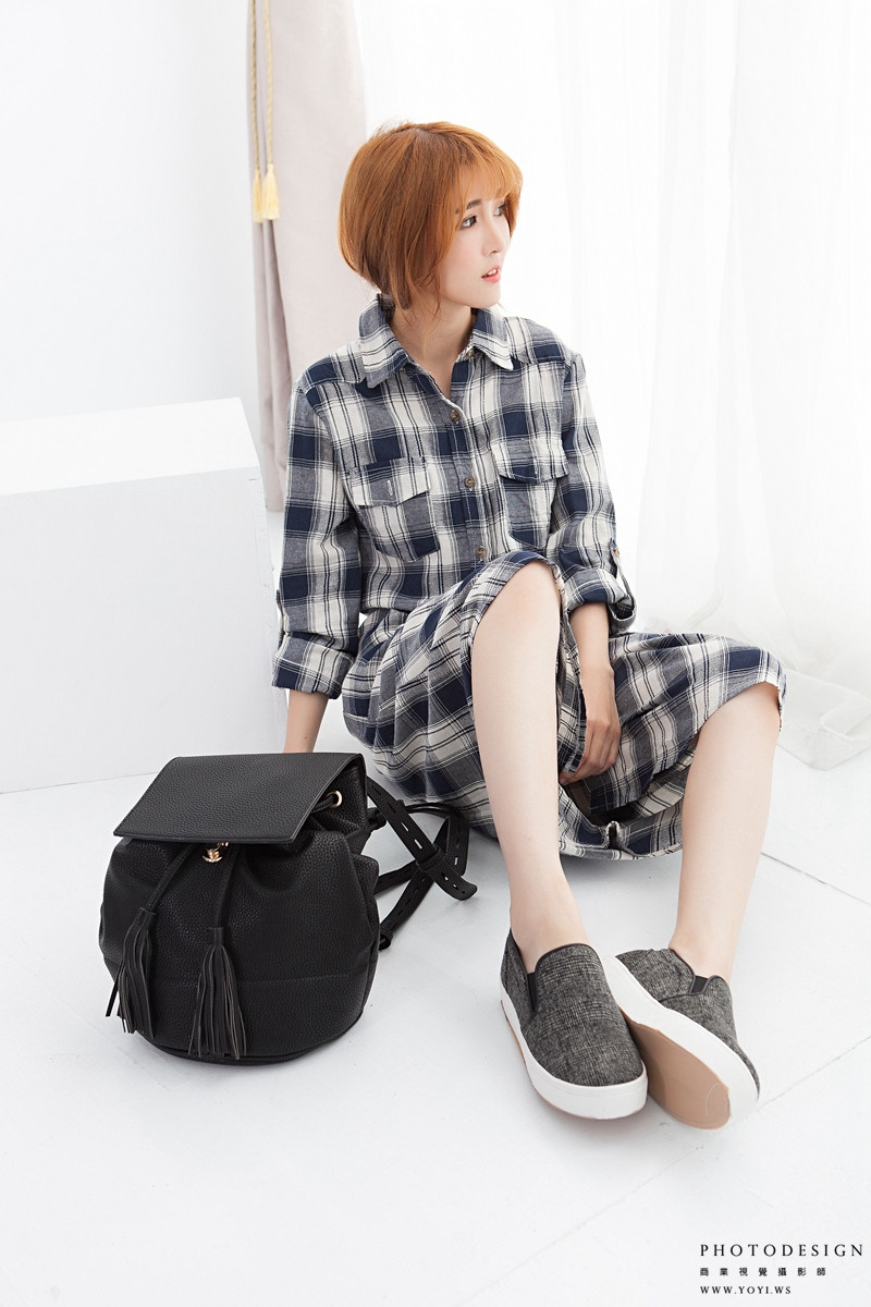 網拍MODEL攝影 - 基礎款T恤與牛仔褲穿搭，強調動態感與版型