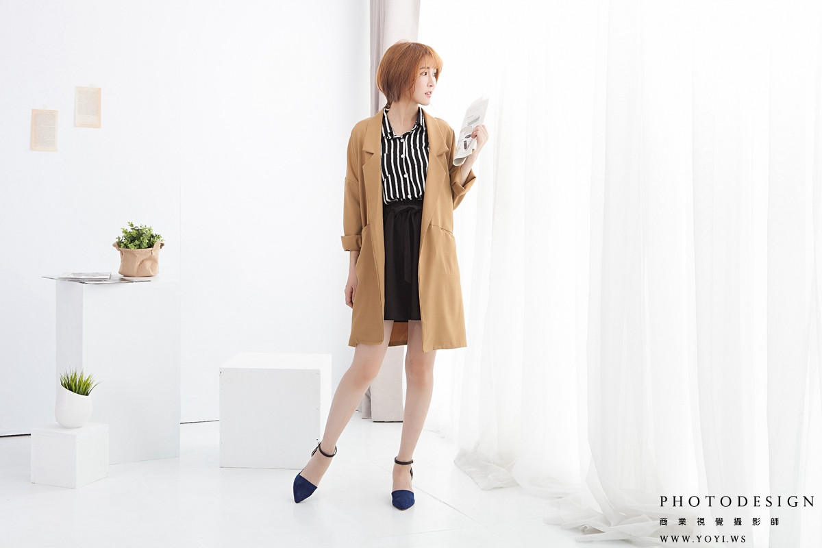 商業攝影 - 丹寧外套與裙裝的搭配，強調服裝細節與紋理