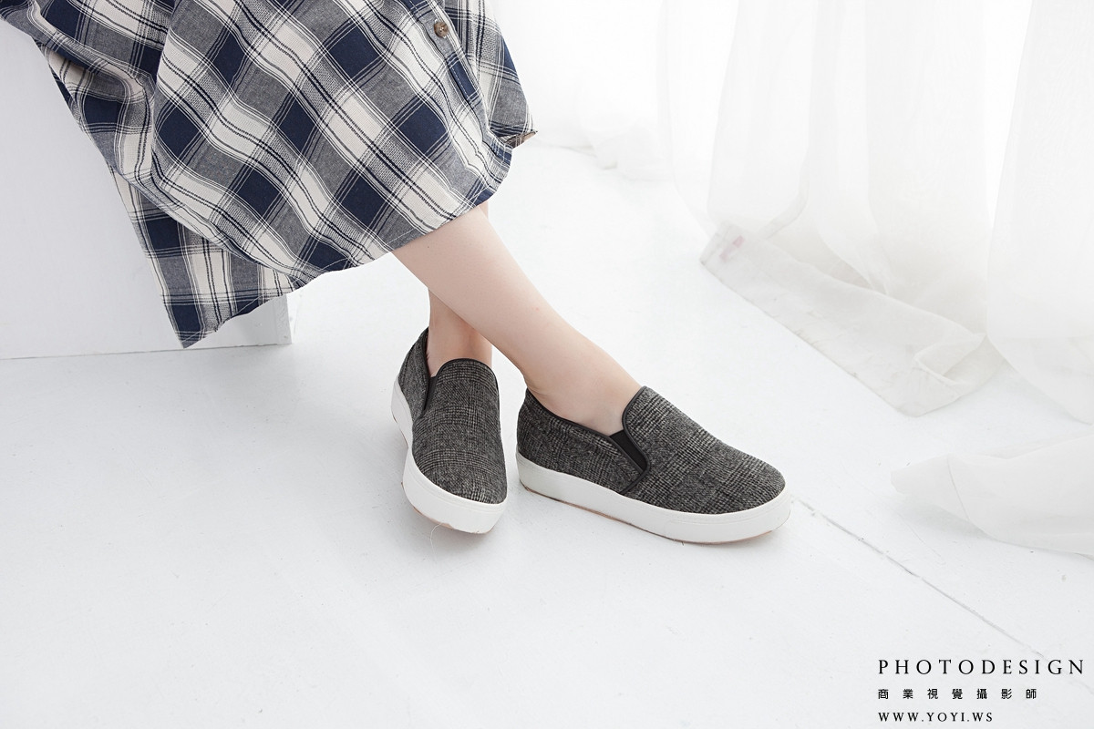 高質感服飾攝影 - 模特兒側身回眸，展現洋裝背部設計