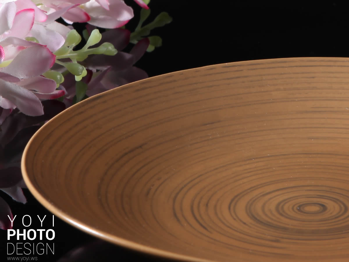 情境式餐具攝影 - 玻璃水杯與桌布的柔和光線，提升產品價值