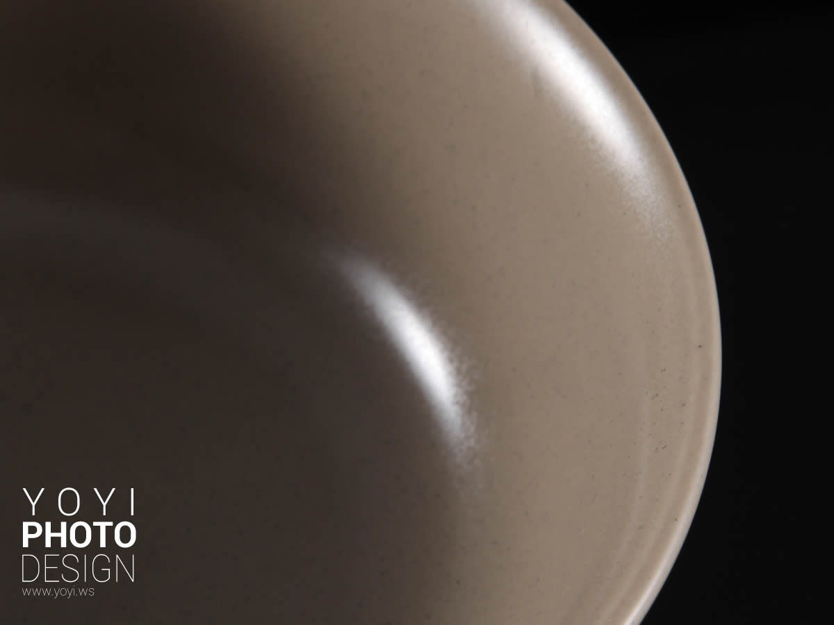 高質感餐具形象照 - 鍍金邊緣陶瓷盤的近距離景深效果