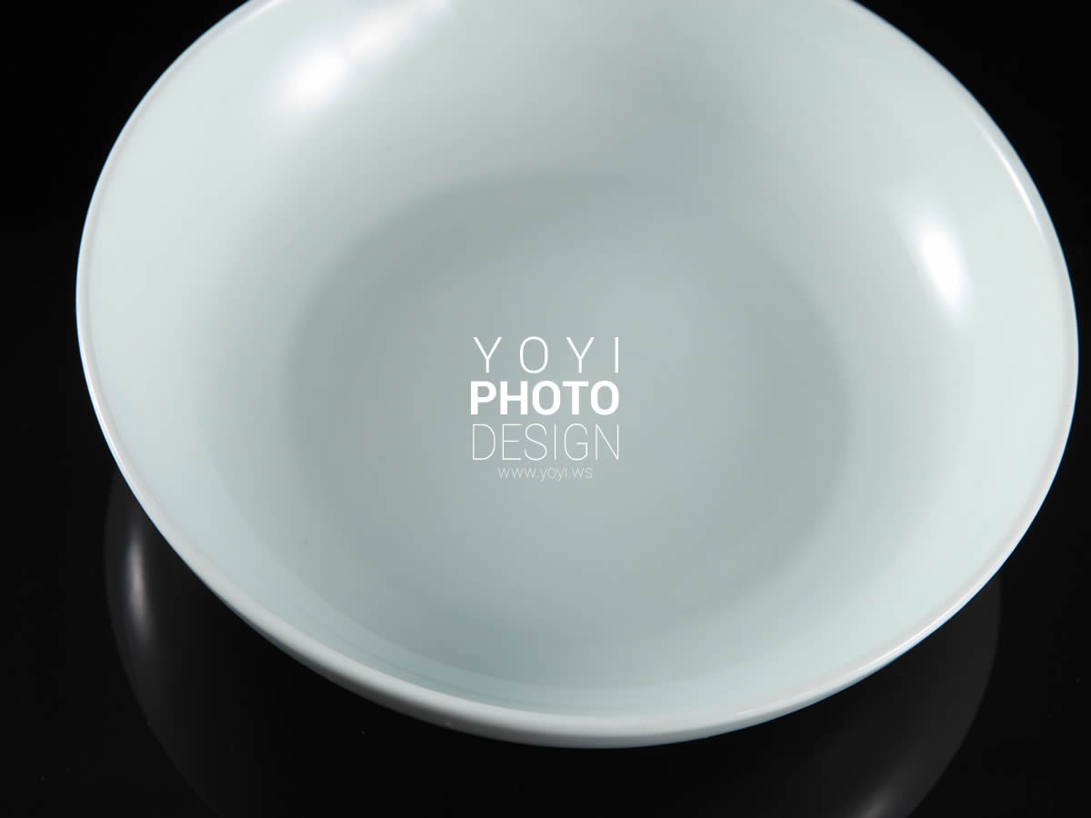 極簡風餐具攝影 - 乾淨背景下的單一餐盤與刀叉，聚焦產品