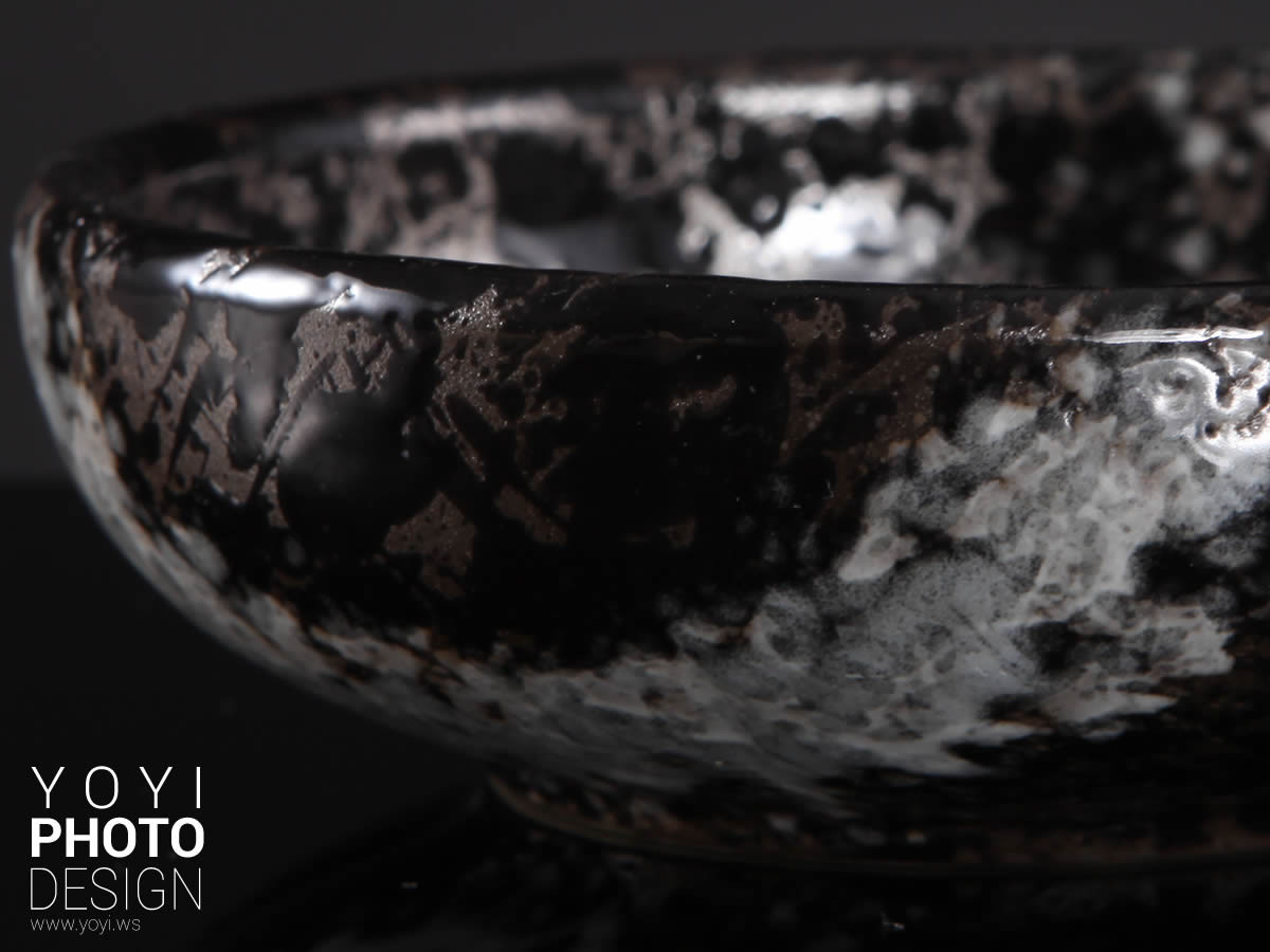 高品質餐具商品攝影 - 擺設整齊的多組餐具，適用於電商頁面