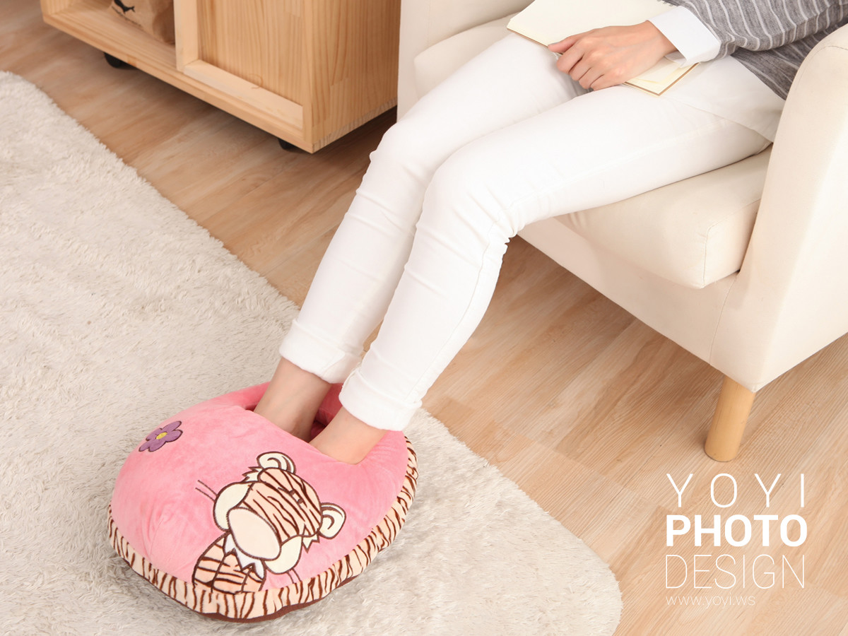 居家暖腳枕生活風格攝影，搭配臥室或客廳擺設，營造溫馨氛圍。